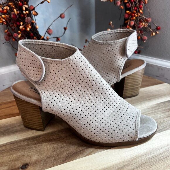 Seychelles Women's Perforated Block Heel Peep Toe Sandal Sz 8 Taupe - Picture 1 of 14